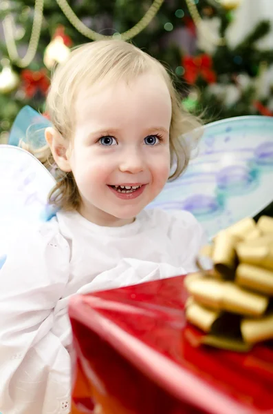 举行的圣诞礼物的小女孩 — 图库照片