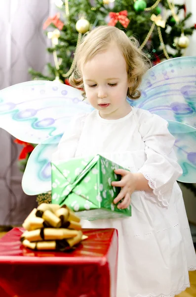 Noel hediyesi tutan küçük bir kız — Stok fotoğraf