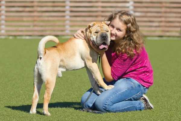 Adolescente chica con un perro en el campo de fútbol —  Fotos de Stock