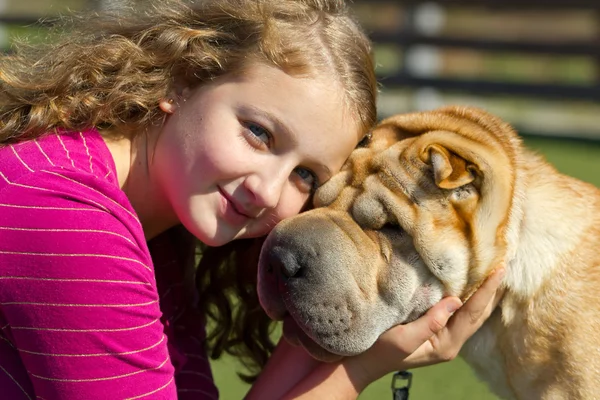 Adolescente chica con un perro —  Fotos de Stock