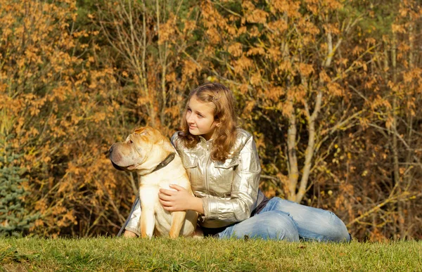 Adolescente chica con perro —  Fotos de Stock
