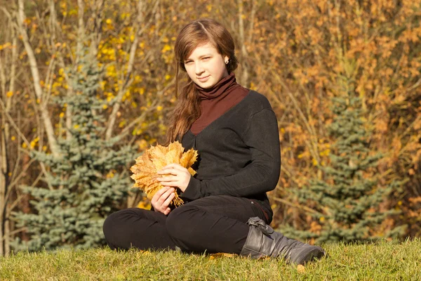 Adolescente dans parc d'automne — Photo