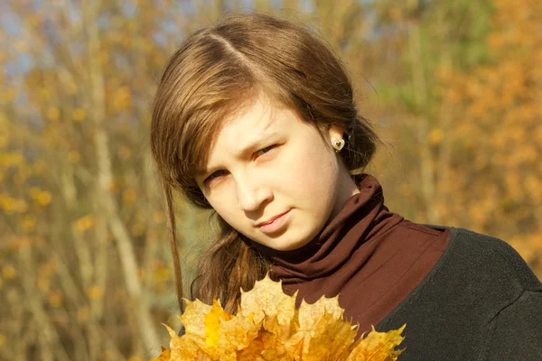 Menina adolescente no parque de outono — Fotografia de Stock