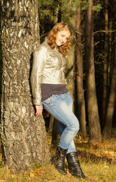 Adolescente chica en otoño parque —  Fotos de Stock
