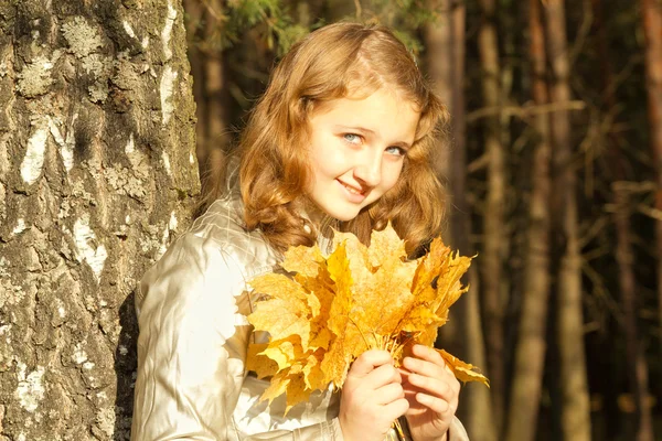 Teen girl in autumn park — Stock Photo, Image
