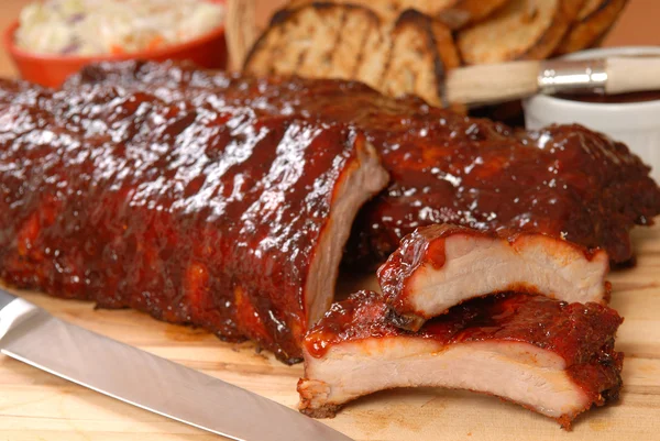 BBQ Ribs with toasted bread and cole slaw — Stock Photo, Image