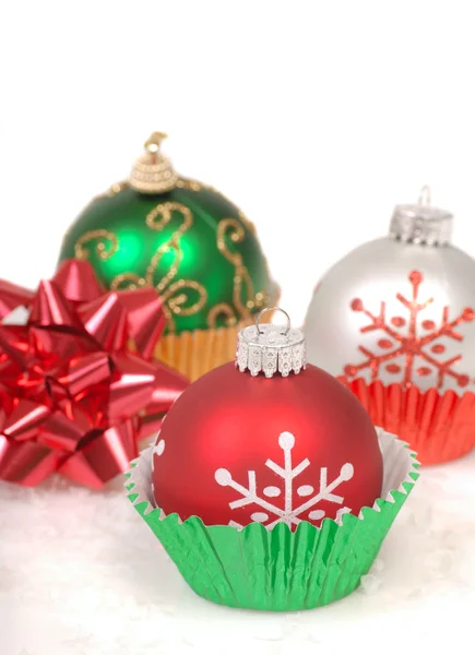 Рождественские украшения в кексовых вкладышах — стоковое фото