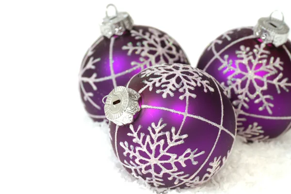 Paarse Kerst ornamenten — Stockfoto