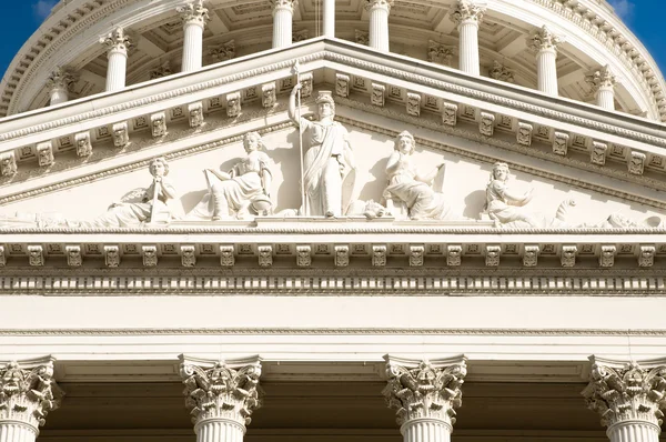 密涅瓦雕像在加州国会大厦 — 图库照片
