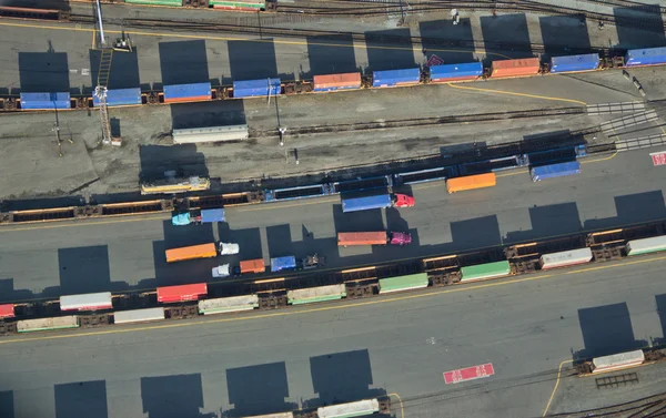 Вантажні вантажівки та поїзди — стокове фото