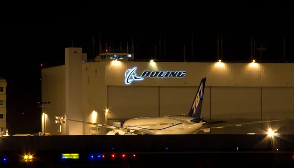 Boeing logo na noc — Zdjęcie stockowe