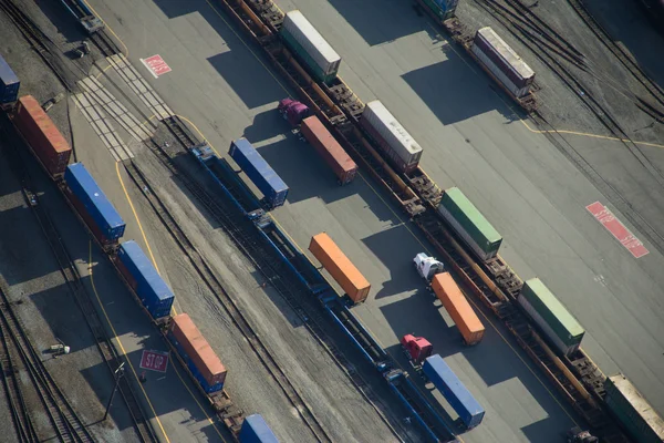 Godstransporter lastbilar i trainyard - antenn — Stockfoto