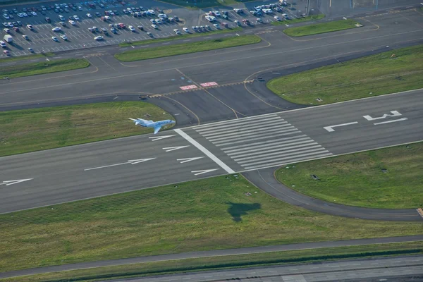 Jet d'entreprise Atterrissage depuis Vue Aérienne — Photo