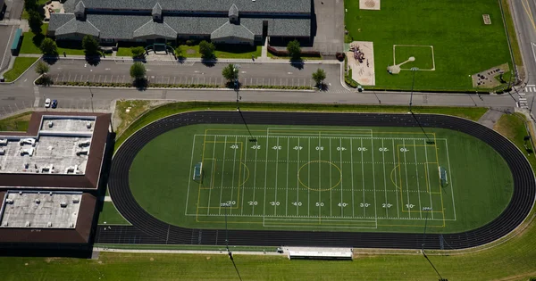 Terrain de football au lycée urbain — Photo