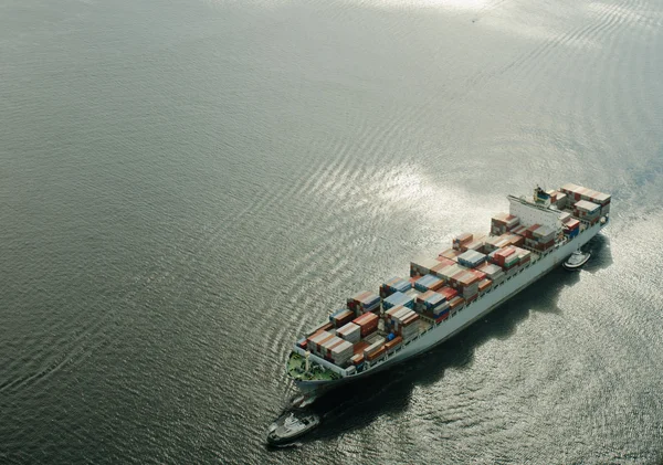 Navio de carga na baía — Fotografia de Stock