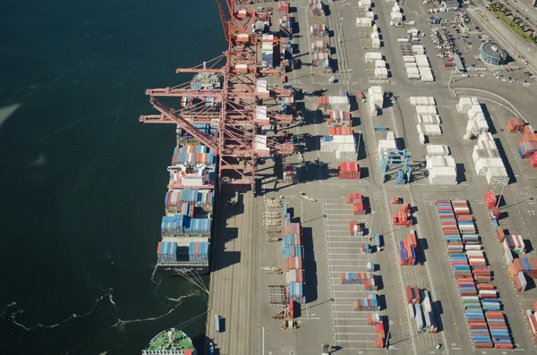 货运船卸在码头 — 图库照片