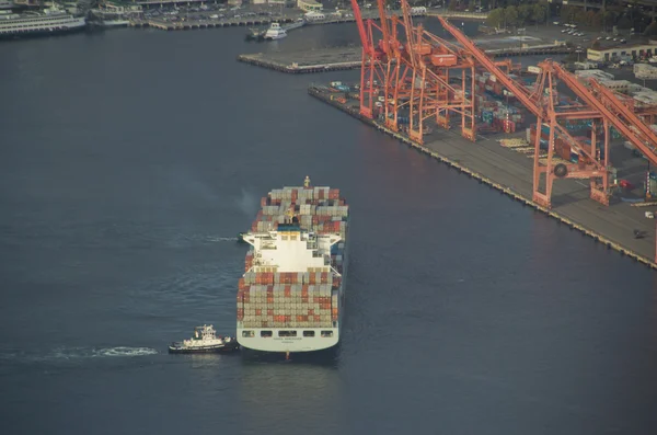Vlečný člun tlačí nákladní lodi do doku — Stock fotografie