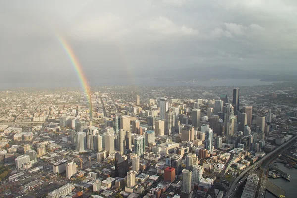 Dubbele regenboog over downtown - antenne — Stockfoto