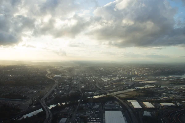 Pôr do sol brilhante sobre o centro da cidade - Aéreo — Fotografia de Stock