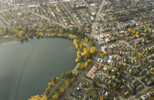 城市湖泊和邻居-空中 图库图片