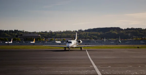 Корпоративный реактивный самолет прибывает на пандус — стоковое фото