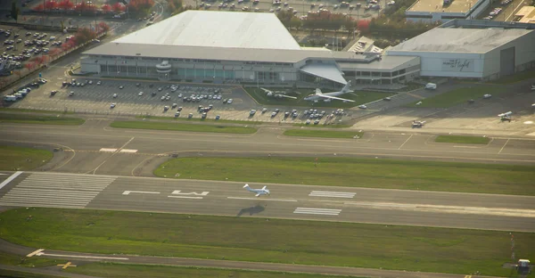 King Air Landing all'aeroporto esecutivo — Foto Stock