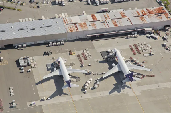 Fedex-Flugzeuge beim Entladen am belebten Flughafen Stockbild