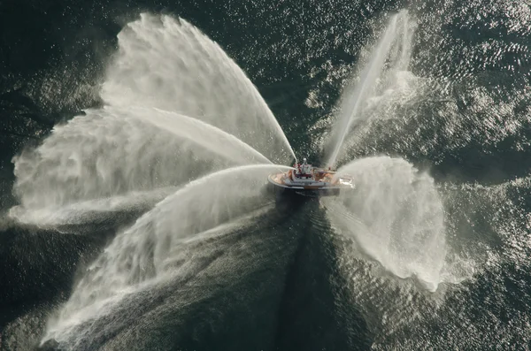 Požární člun, stříkající vody v watershow — Stock fotografie