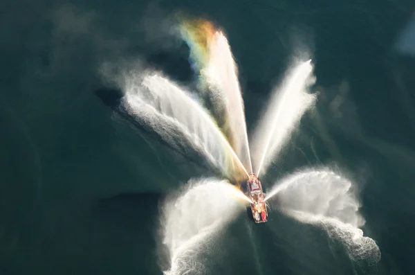 Arco iris en niebla de barco de fuego — Foto de Stock
