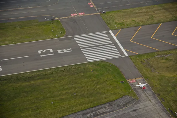 Piccolo aereo in attesa del decollo — Foto Stock