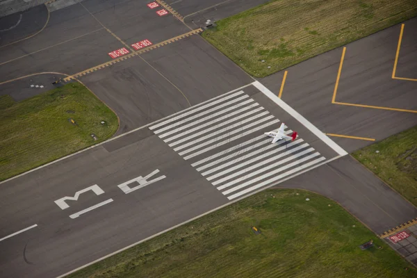 小さい飛行機離陸を並べる — ストック写真