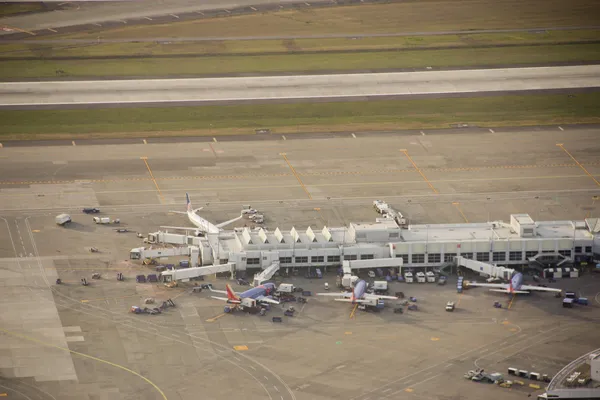 Drei 737 der Südwest-Airlines am Terminal-Gate — Stockfoto