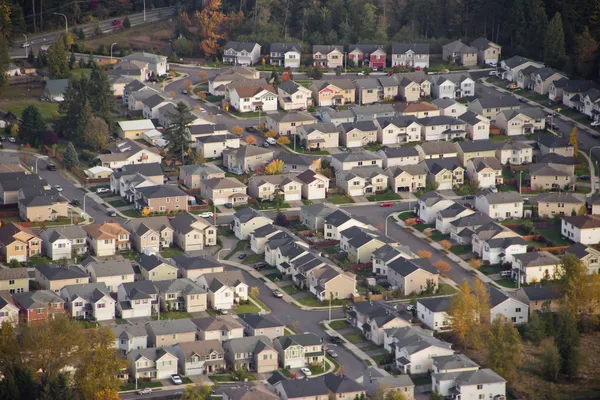 Zon op kleine suburban ontwikkeling — Stockfoto