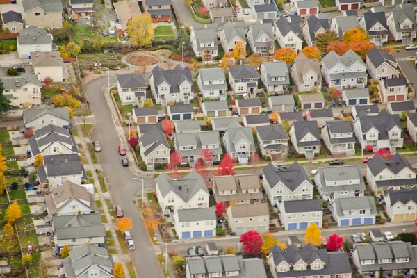 Zon op kleine suburban ontwikkeling — Stockfoto