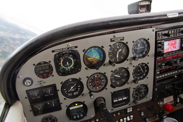 试点的复杂的飞机的仪表板视图 图库图片