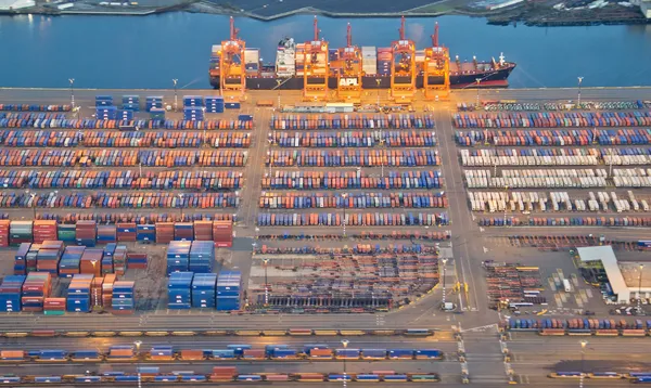 Вантажні вантажівки виходять з великого порту Стокове Зображення