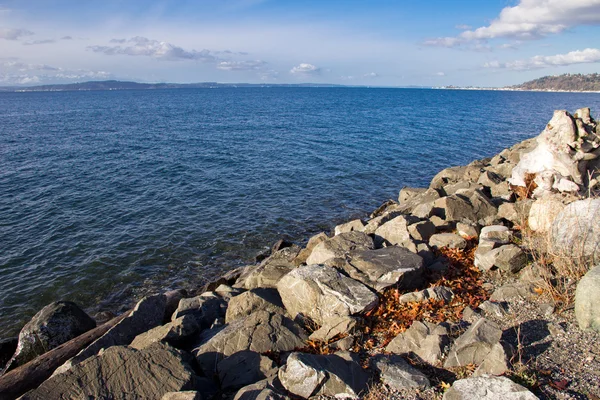 Rocky Lakeside Waterfront on Sunny Day — Stock Photo, Image