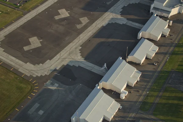C-17 staart steken uit hangar op air force base Stockafbeelding