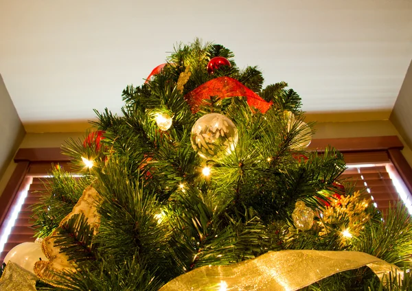 Przeglądnięcie do góry na szczyt drzewa Boże Narodzenie — Zdjęcie stockowe