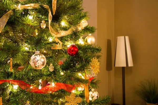 Πλάγια όψη της χριστουγεννιάτικο δέντρο και λαμπτήρα — Φωτογραφία Αρχείου