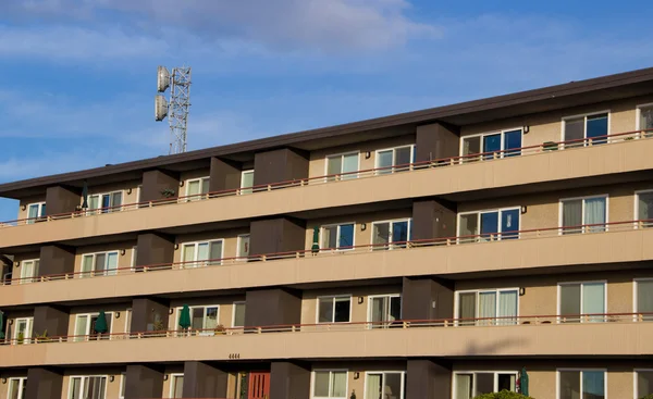 Edificio de apartamentos y cielo azul — Foto de Stock