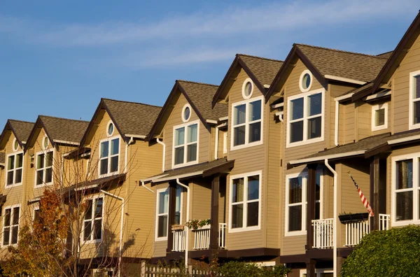 Row of Townhomes on Sunny Day — Stock Photo, Image