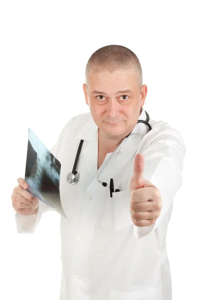 Arzt schaut sich ein Röntgenbild an und hält den Daumen hoch — Stockfoto