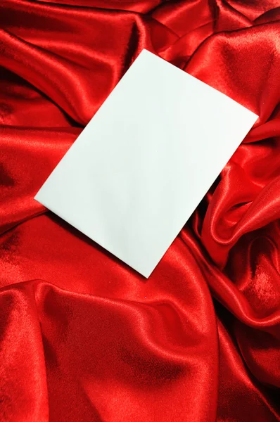 Prázdná karta na červené hedvábí — Stock fotografie