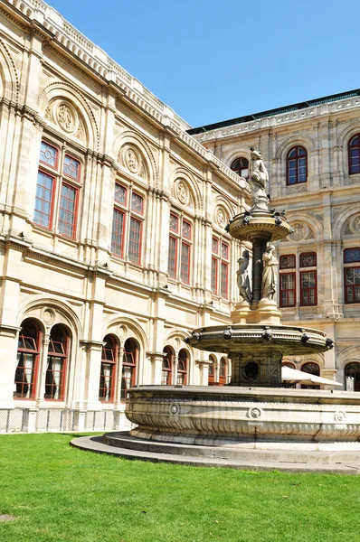 ウィーン国立オペラ座建築の細部 — ストック写真