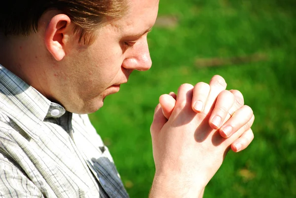 Młody człowiek modlitwy — Zdjęcie stockowe