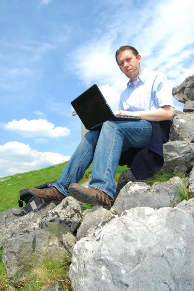 Молодой бизнесмен и ноутбук — стоковое фото