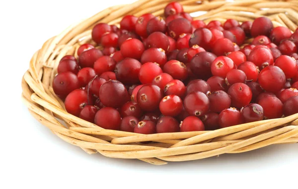 Cranberries em uma bandeja de vime closeup — Fotografia de Stock