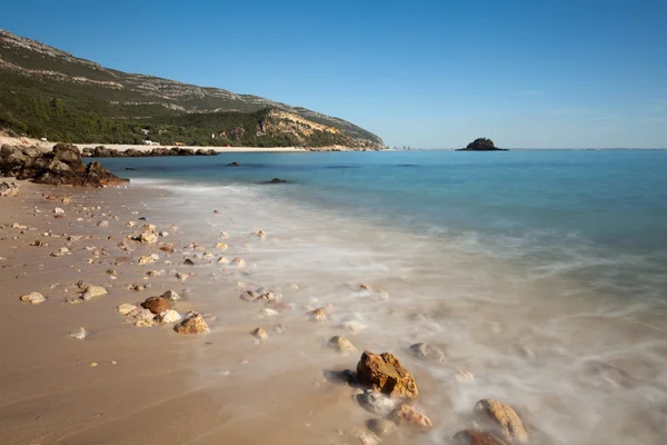 Praia com rochas incríveis . — Fotografia de Stock