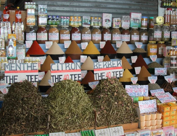 Bir piyasada birçok renkli oryantal baharatlar — Stok fotoğraf